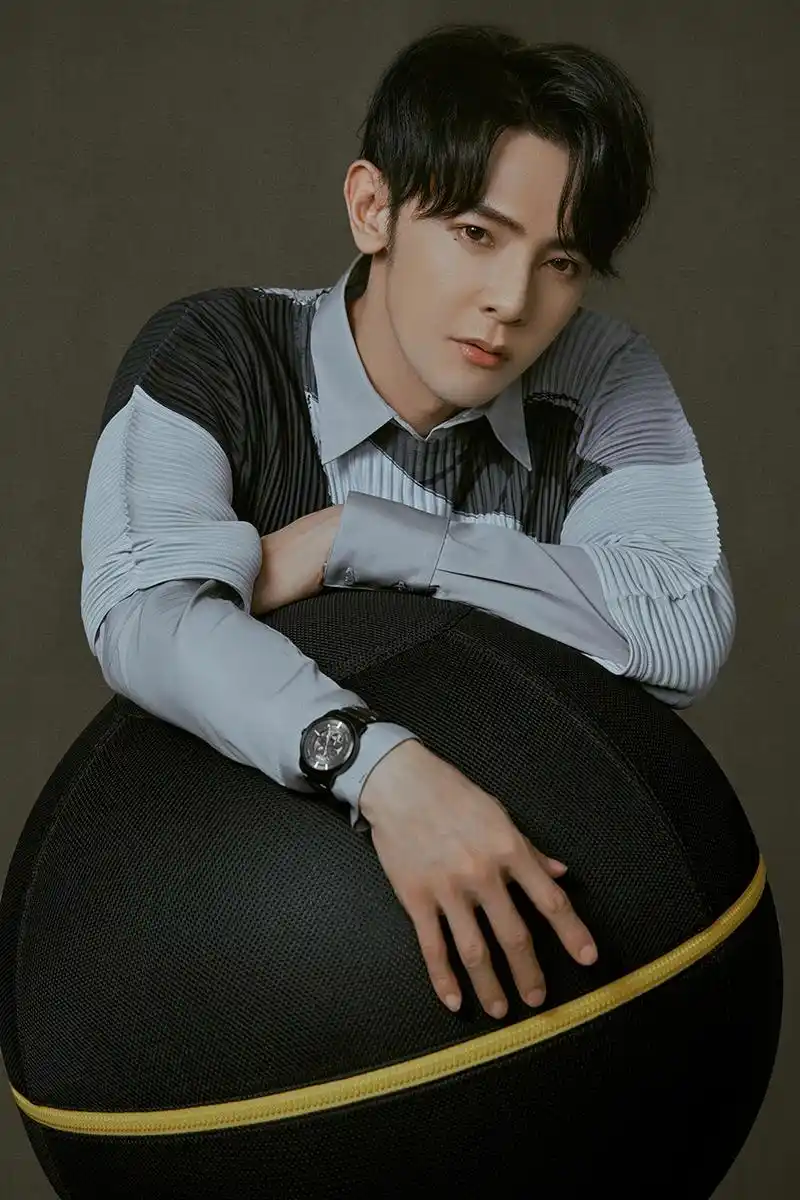 汪东城时尚写真曝光 眼角泪痣瞩目吸睛