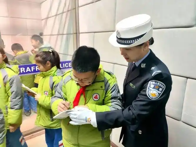 黑龙江省双鸭山交警开展全国中小学生安全教育日交通安全主题宣传活动