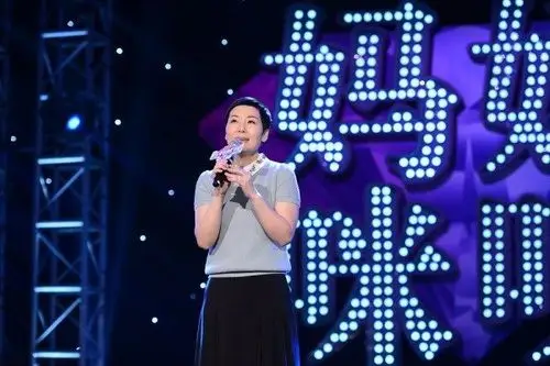 【法国男星发布会转晕女主持人(7/9)】女主持人着装清新