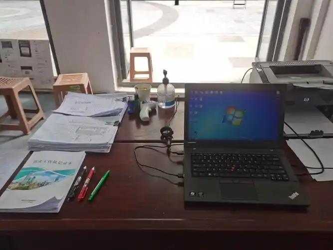 吴斯老师和陈思佳老师则利用上午的时间整理了资料以及办公室内务.