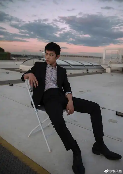 大爱易烊千玺狗啃刘海平头干净硬朗果然人帅什么发型都好看