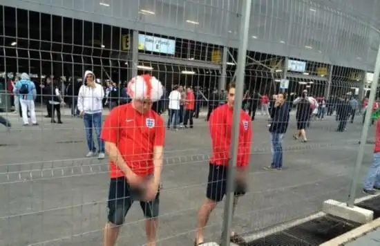 世界杯球场惊现露天便池球迷集体小便毫不避讳