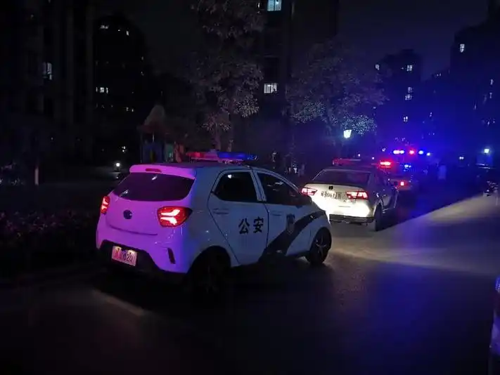 池州市桂花城小区,一个停车位,天天都是警车,为什么没有相关部门进行