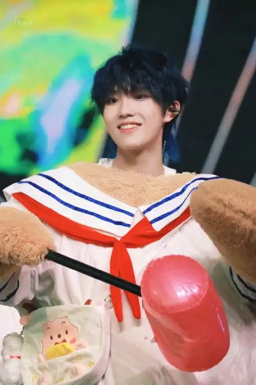 苏新皓超话90#苏新皓在舞台上玩枕头大战#可爱美熊熊@tf家族-苏新皓