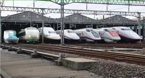 总之开天辟地的就是白底蓝腰线.所以后来出了500系以外,东海道这边