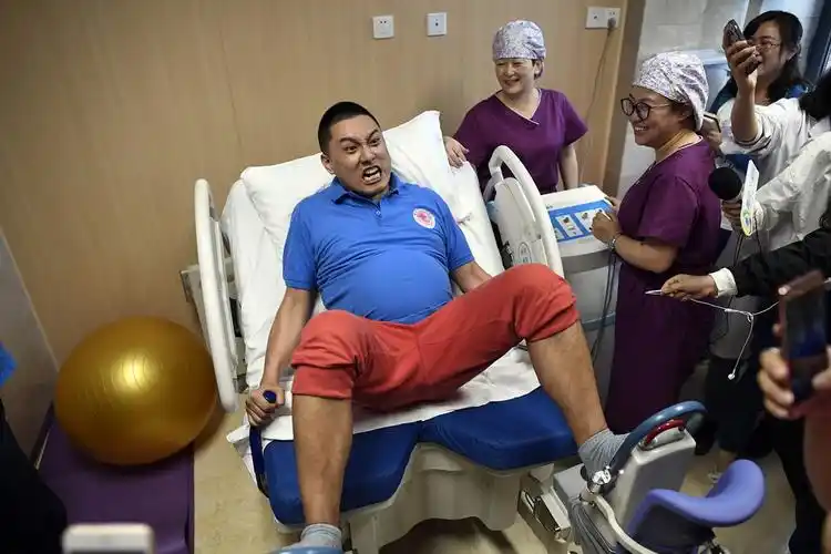 直击|重庆准爸爸们体验"分娩阵痛",纷纷告饶喊停(组图)