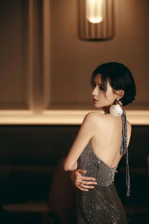 张予曦分手后剪短发亮相穿挂脖亮片裙戴贝壳耳饰寓意很深刻