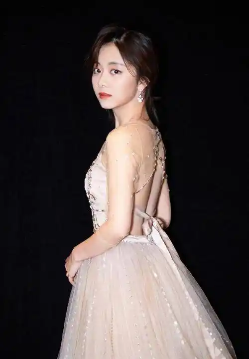 尤其是像谭松韵这样的肉肉的小圆脸,真的是非常的适合这样的发型了