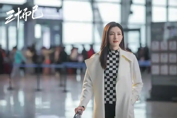 江疏影在《扫黑风暴》中搭档孙红雷,张艺兴,吴越等人,可以说全剧谁都