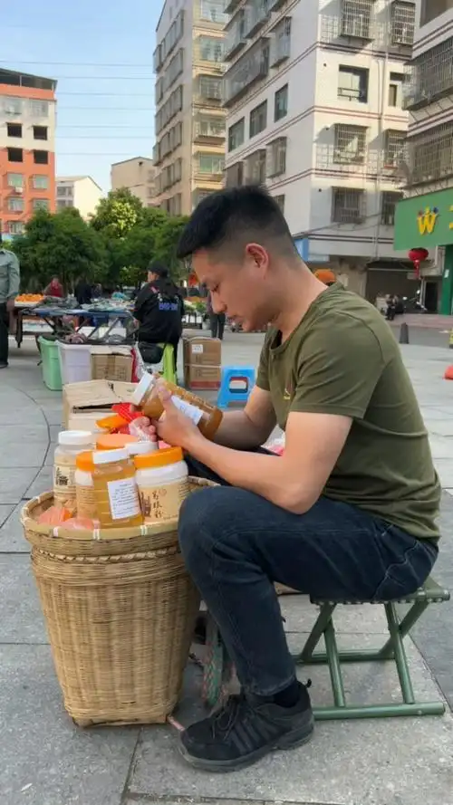 来自农村的小鹏,因家境贫困每天出来摆摊麦农产品减轻父母压力,希望为