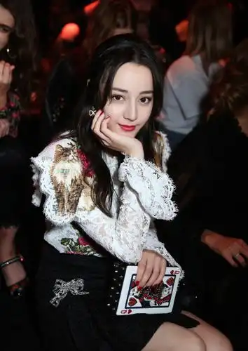 迪丽热巴惊艳look 镂空衬衫黑色裙摆