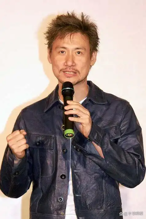 有一个名字如同一颗璀璨的星星,照耀着无数乐迷的心灵,他就是张学友