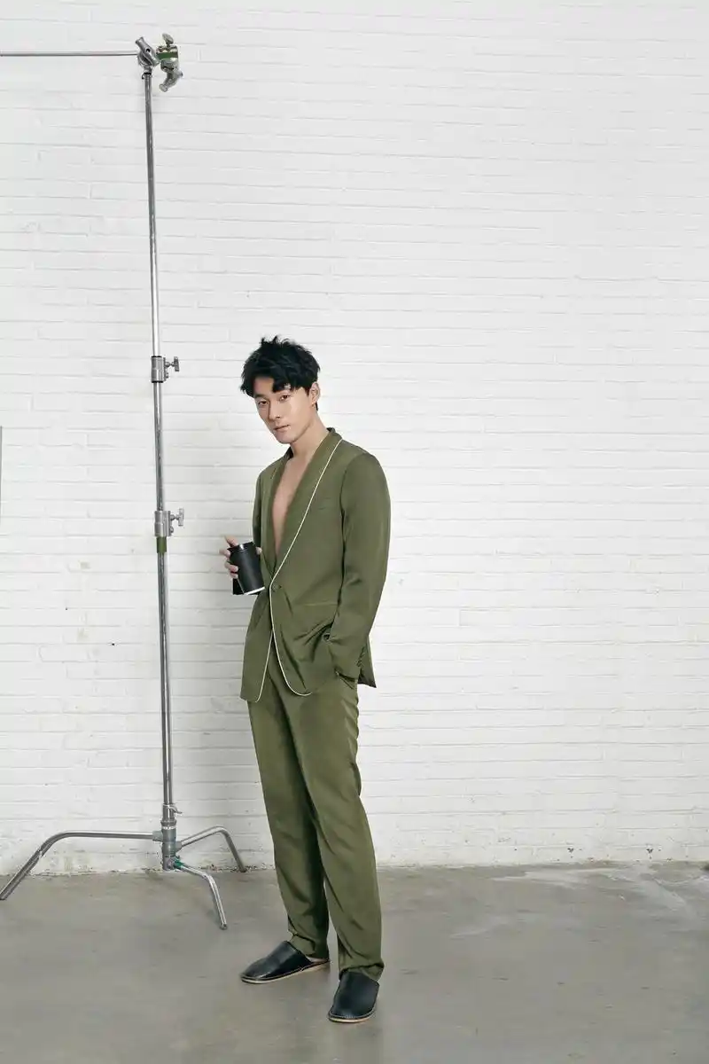 张雨剑写真曝光 时尚慵懒展绅士魅力