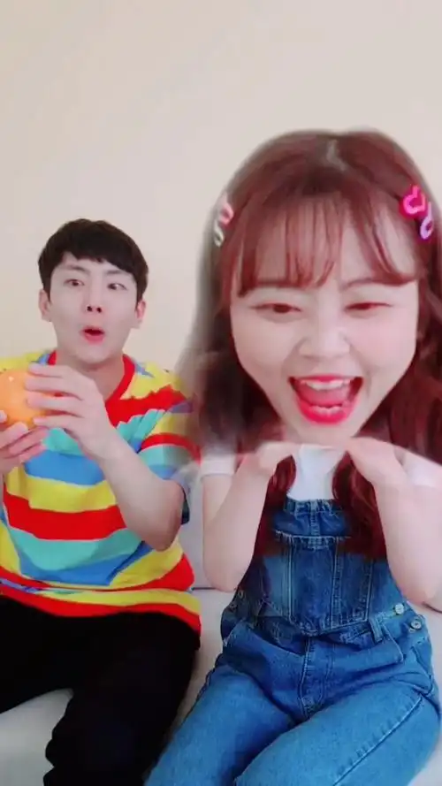 小伶玩具# 坤坤拿了什么东西让小伶那么开心呢?