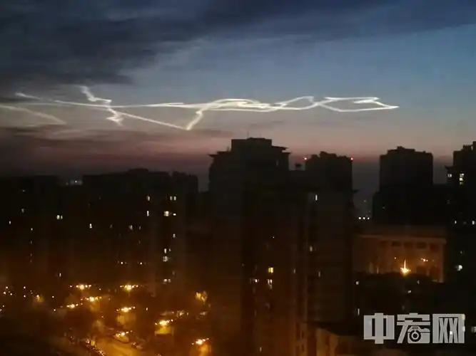 12月23日清晨,北京上空出现了一道"奇异"景象,宛如丝带在天空延伸.