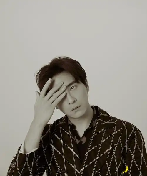 郑元畅黑白大片 时髦简约的穿搭秘籍