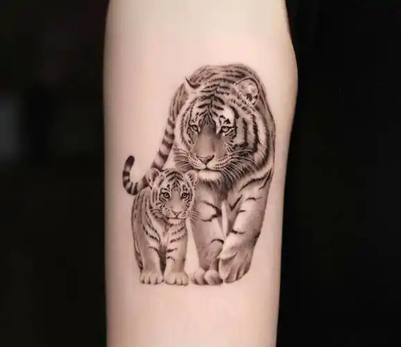 今天可能会颠覆您的认知,一大波适合女生的小老虎纹身萌虎纹身图案