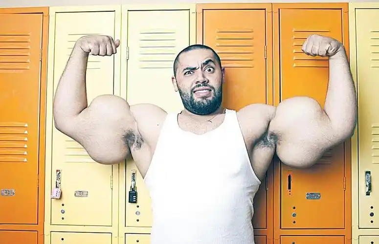 他的手臂上围达到66厘米,被吉尼斯认定为世界上肱二头肌最强壮的人