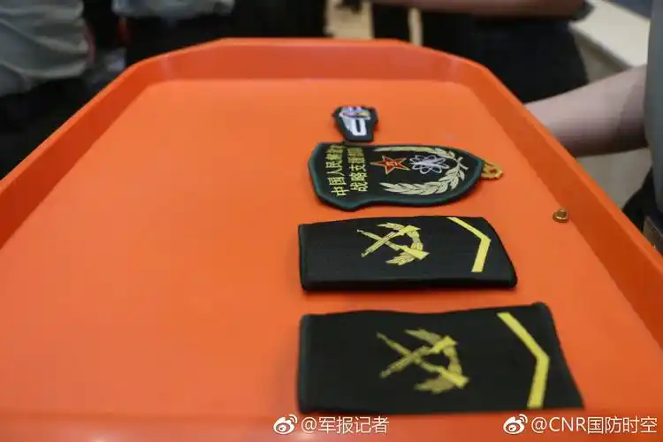 又到一年退伍时,8月30日上午,战略支援部队某部举行退伍卸衔仪式,朝夕