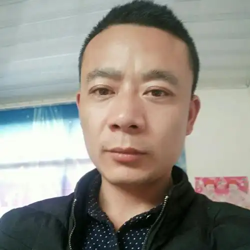 农村种树的男人