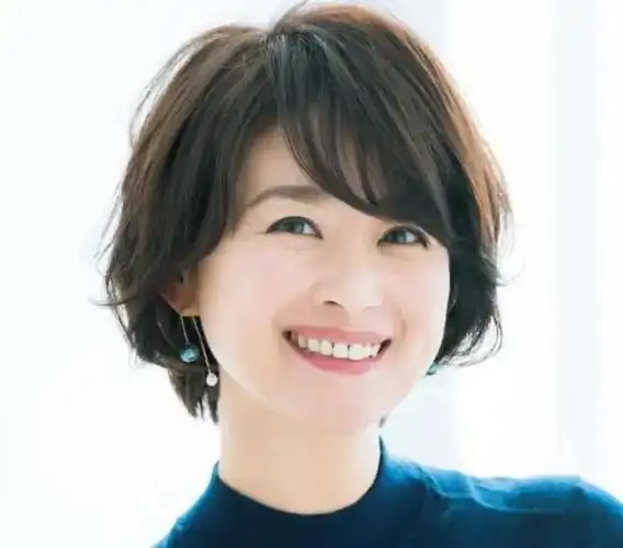 45-50岁适合什么发型,发尾外翘短发俏皮可爱,减龄又有女人味插图5