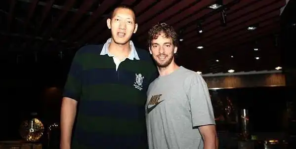 和孙明明合影是什么感觉?姚明看起来"很矮",加索尔像是个球迷