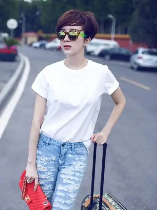 但金巧巧这条破洞牛仔裤的破洞数量实在太多,给人感觉"用力过猛",而且