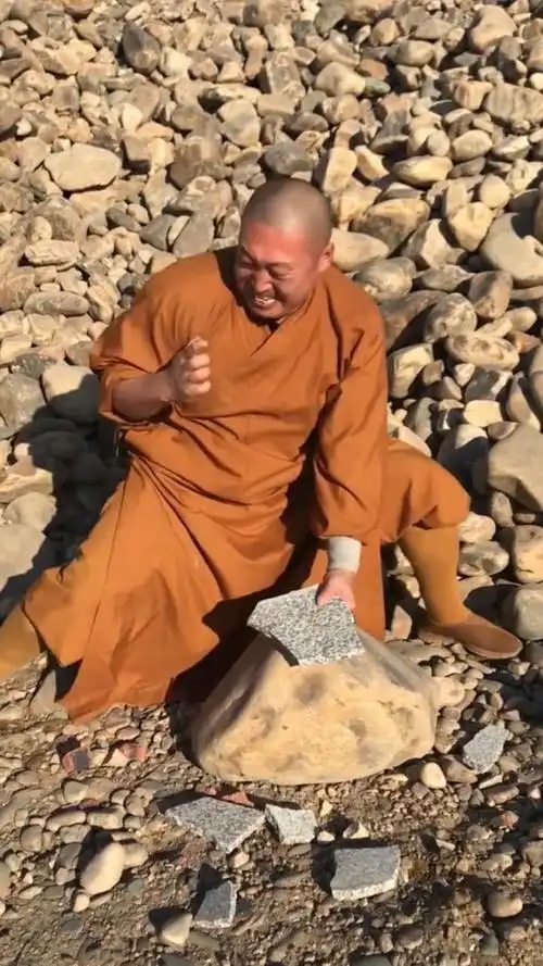高僧表演正宗少林一指禅,石板轻松被戳破!