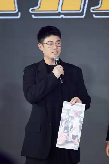 戴眼镜好斯文[酷]转发@陈赫工作室:&#x. 来自爱赤赤的小一 - 微博