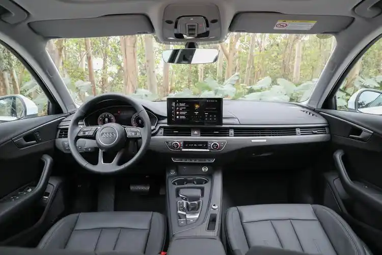 就车内饰而言,奥迪a4(进口)更低调.