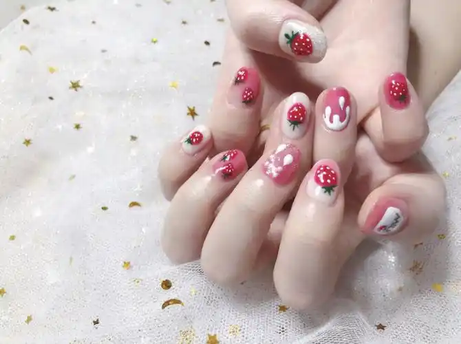 春日专属的甜甜系草莓美甲承包了你指尖全部的可爱