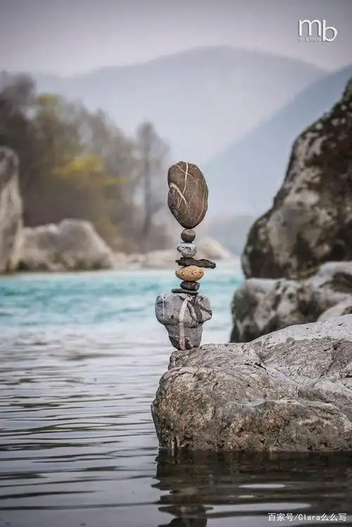 水平很高,有木有? 猜一猜,石头能叠成这样,要玩儿多久,付出多少努力?