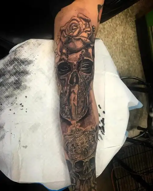 北京凯德锦绣做武术教练的楮先生骷髅玫瑰写实花臂纹身图案