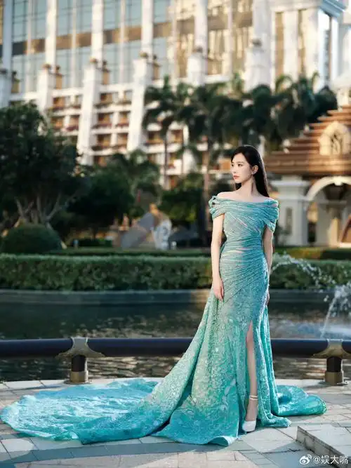 刘诗诗孔雀蓝露肩礼服