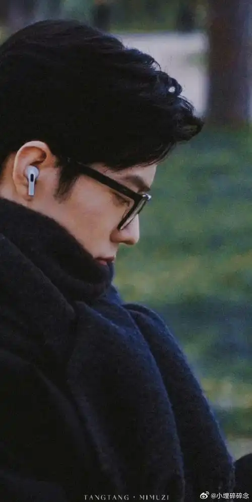 肖战黑方框眼镜