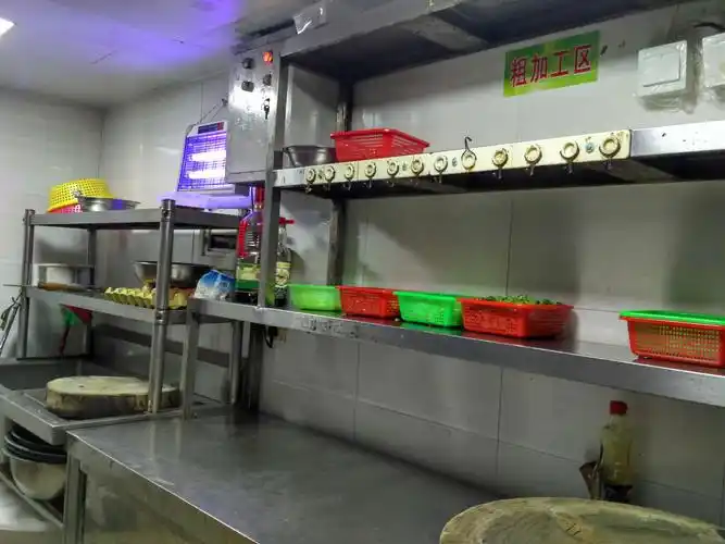 菜馆(湖一小吃店)积极响应,自愿在规定时间内完成"透明厨房"的改造