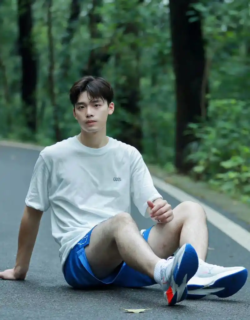 22岁的男大体育生,清爽不油腻[嘻嘻]#热点引擎计划# #帅哥# #体育生