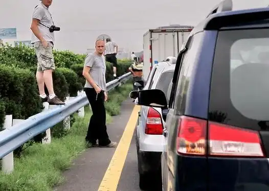 高速之前,在汽车里多准备几个成人尿不湿,长途驾驶谁也说不好堵车不