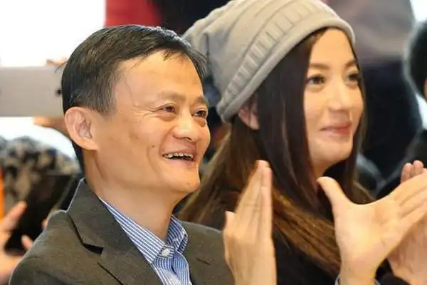 马云和赵薇 (资料图)