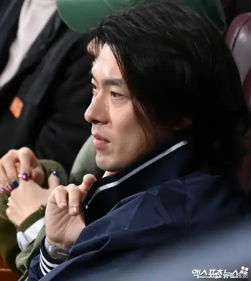 玄彬孙艺珍孔刘李栋旭一起看球赛