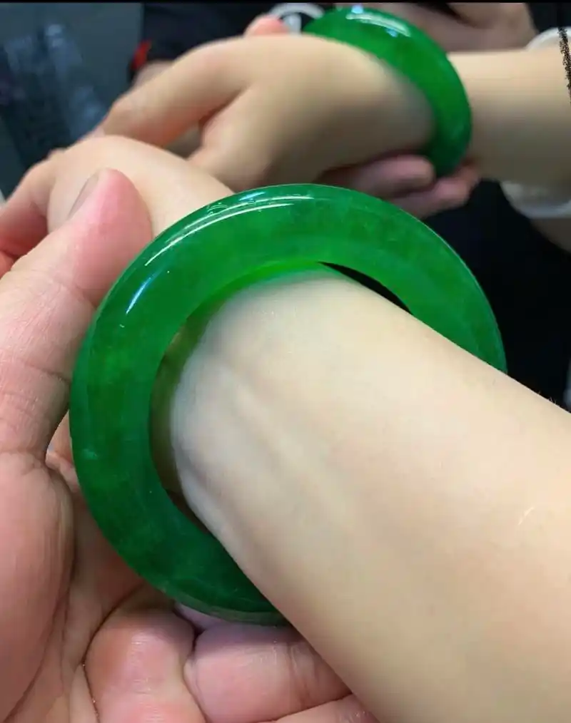 清代老翡翠帝王绿手镯