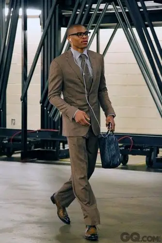 拉塞尔威斯布鲁克russell westbrook,咖啡色西服套装搭配渐变卡其色