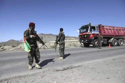 喀布尔的哨卡|阿富汗总统|阿富汗士兵|喀布尔_新浪新闻