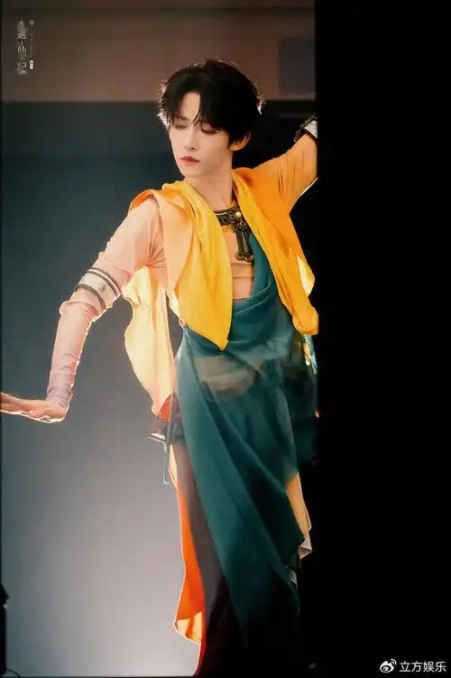 刘宇跳敦煌舞身姿绰约 舞蹈造型曝光展现异域风格