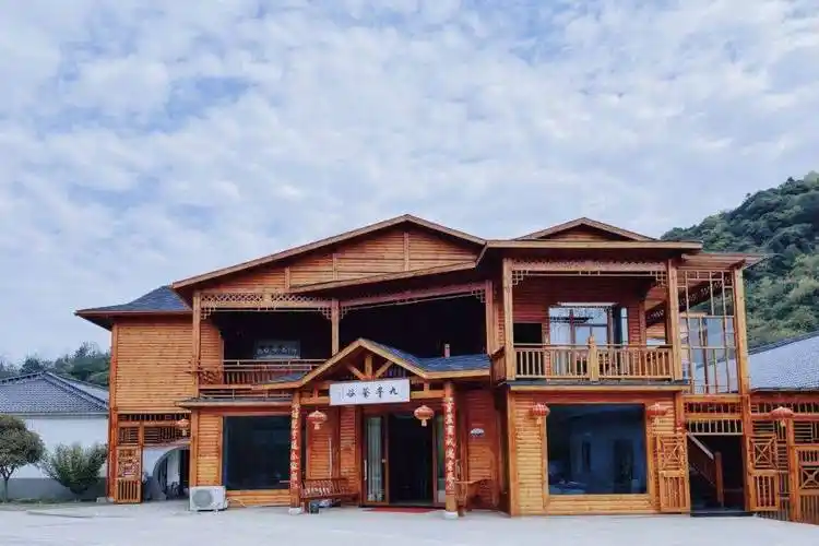 宣城皖南川藏线旅途中的森系木屋民宿满满的静谧感