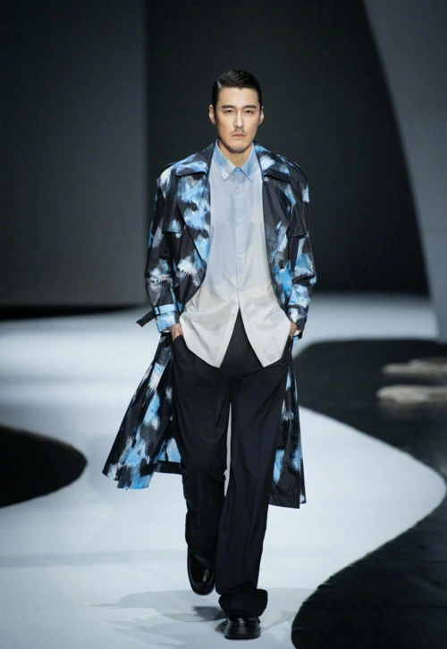 50岁胡兵走秀状态佳喜欢孩子却始终未婚公开表示遗憾错过瞿颖