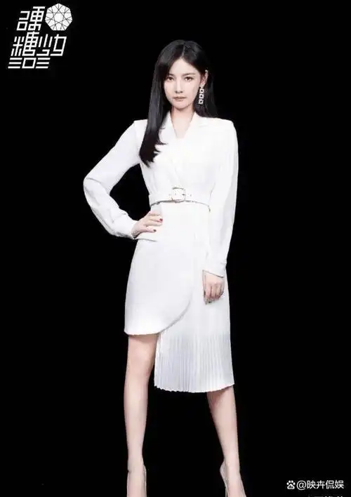 赵粤为显与众不同,在西装裙下加百褶裙摆,不料超显腿长