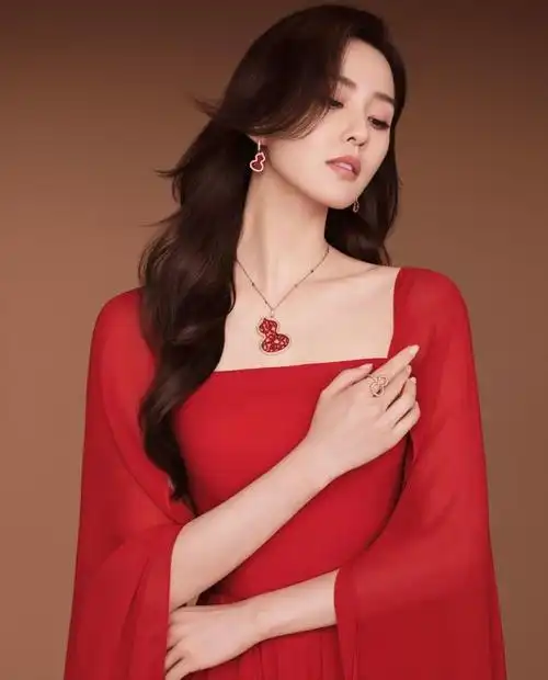 明星们为奢侈品代言珠宝是首选因为女人在戴上珠宝后总是闪亮的