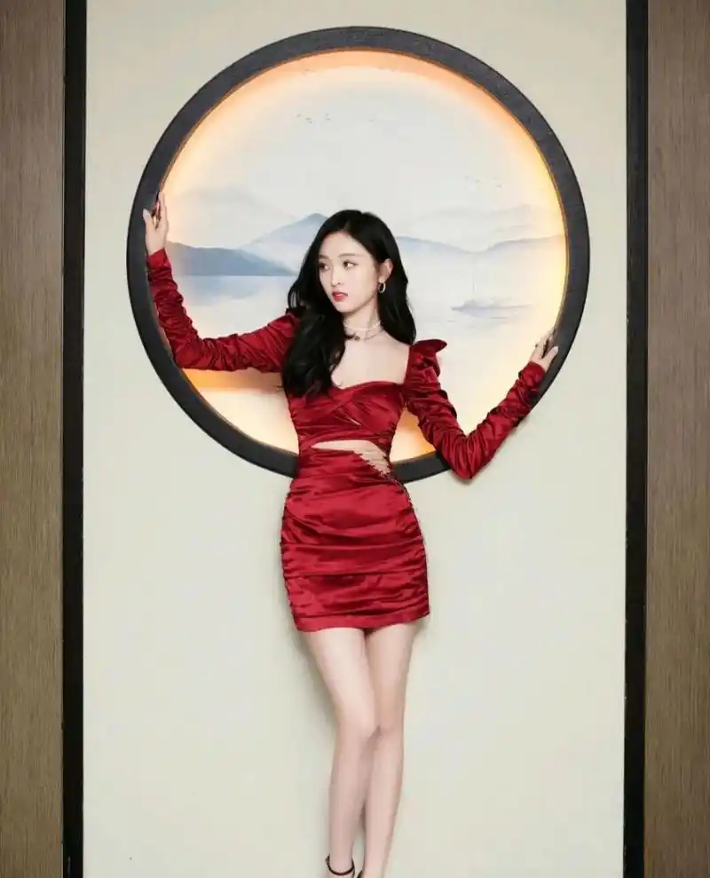 吴宣仪一袭红裙,秀美腿!