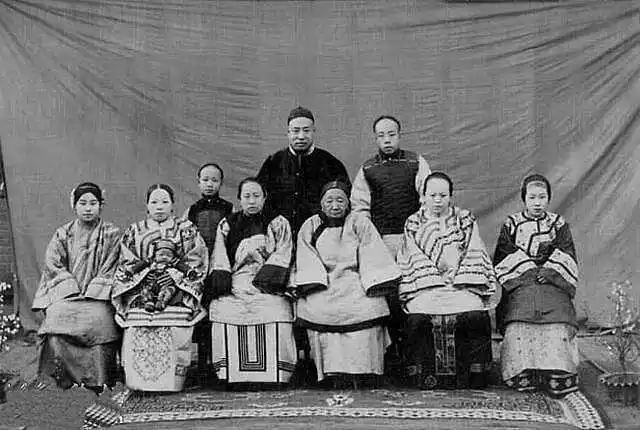 他的妻子淑姑是一个极其温柔却也思想老旧的女性,辜鸿铭与淑姑婚后的